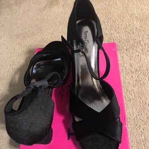 Size 13 women’s black velvet open toe block heel